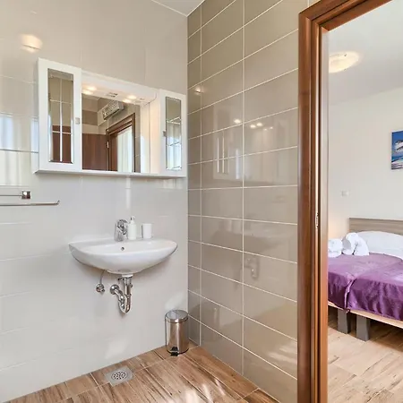 Semesterbostad Lola *