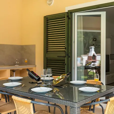 Semesterbostad Lola *